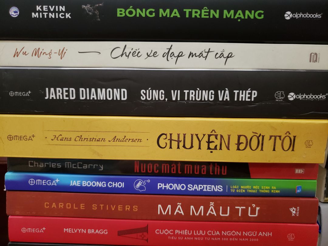 Mua cùng lúc với các quyển trong hình. Tuy xót ví thật nhưng nhìn những gì chúng mang lại cho mình thì cảm thấy cũng đáng đồng tiền bát gạo.