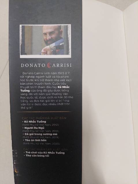 Bên cạnh những yếu tố về cách kể chuyện, xây dựng nhân vật, kịch bản dồn dập phi tuyến như một đặc sản ở tác phẩm  trước, điều hấp dẫn hơn ở Tòa án linh hồn là Donato Carrisi khéo léo dẫn dụ người đọc vào những bí ẩn mang tính tôn giáo, hay khoa tâm lý học hành vi. Câu chuyện cũng hàm chứa những ẩn dụ về đạo đức qua khái niệm CÁI ÁC.
Môt tác phẩm xuất sắc trên nhiều khía cạnh.