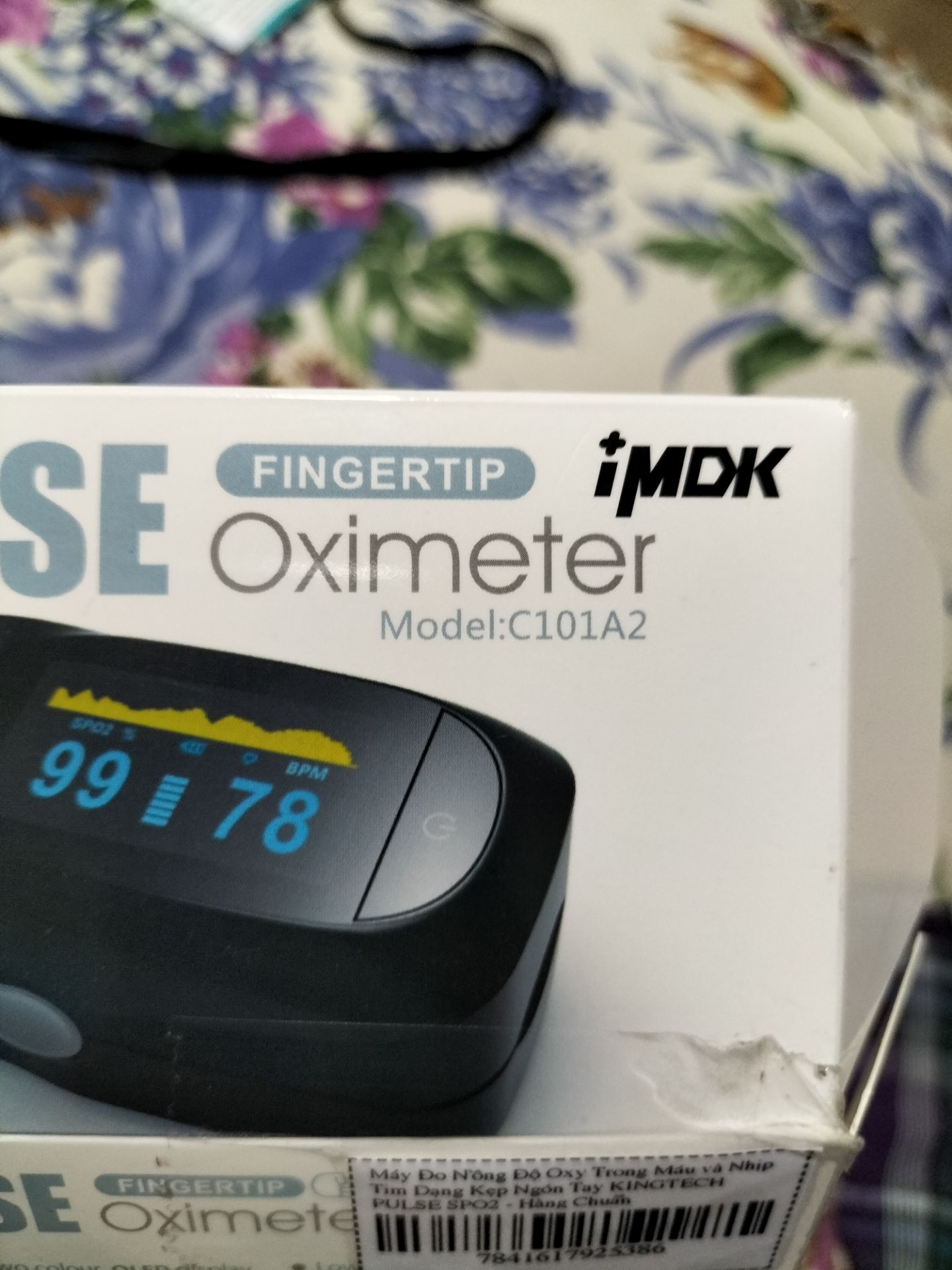 Vì sao tôi cho 1*?
1. Hầu hết người tiêu dùng (NTD) bình thường khi mua sp liên quan tới sức khoẻ đều sẽ nhìn vào NHÃN HIỆU để đặt niềm tin vì họ ko có thiết bị chuyên dụng để đo kiểm sp xem có chính xác hay ko.
2. Sp này quảng cáo là mang nhãn hiệu KINGTECH nhưng tuyệt nhiên trên sản phẩm cũng như bao bì ko thể hiện điều này, ngoại trừ cái PBH và HDSD. PBH còn ghi ko đúng model. trên hộp còn in cái logo iMDK nữa kìa.
3. Tìm trên các chợ online khác như L***, SH*** thì thấy trong rất nhiều review của người mua có các hình ảnh y chang sp này, chỉ khác cái nhãn hiệu, và giá cả thì cũng nhiều kiểu luôn.
Từ 3 điều trên, nên hiểu thế nào cho đúng: đây là sp OEM đc nhà bán mua lại đâu đó và đặt nhãn hiệu. Điều mà mình thấy tệ ở đây là họ ko thèm in cái Logo KINGTECH lên hộp luôn mà chỉ dán nhãn phụ bằng băng keo thông thường, điều mà người bình thường nhất cũng làm đc.
Đây là review mang tính cá nhân để cho người mua có thêm thông tin để quyết định. Chứ thật sự hiện tại thì mình đang cảm thấy bị ***.