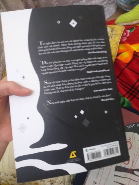 Mới đọc sơ qua thôi nhưng thấy nội dung cũng khá hấp dẫn, in ấn chữ viết bắt mắt
*Điểm trừ đáng quan ngại ở đây là gói và giao hàng không có tâm, sách không có bao ngoài dù nilon mỏng, sách giao đến bị xước nhiều ngoài bìa và móp nhẹ ở đáy. Giao hàng đến sách chỉ được bỏ không trong hộp và ngoài hộp còn bị móp rất nhiều (Có lẽ vậy nên sách mới bị móp). 
Cực kì không hài lòng về cách gói hàng:( Mong sẽ sớm khắc phục
