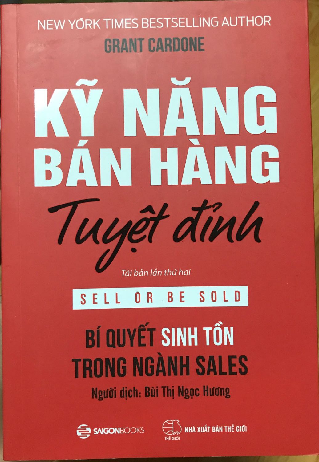 Sách đẹp + Tiki giao hàng nhanh + nhân viên giao hàng vui vẻ thân thiện
Review nhẹ nhé ( Yên tâm tui sẽ không tiết lộ nội dung sách để các bạn tự đọc nhen!)
Sách viết rất dễ hiểu, chỉ những mẹo có thể áp dụng vào bán hàng, đưa ra những nội dung và những suy nghĩ sai lệch của chúng ta về các khái niệm có bản, ... nói tới đây thôi nhen. Chúc các bạn học được nhiều từ sách