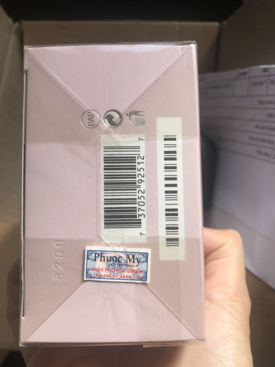 Tiki gói hàng kỹ, hộp còn bao bọc và tem dán 2 đầu luôn. Chai 75ml to đùng, xài mấy năm luôn quá. Nói là bamboo nên mình nghĩ nó tươi mát xanh rì này kia. Thực tế ngoài cái nắp vỏ như là đốt cây tre ra thì còn lại nó ở 1 bầu trời khác hẳn luôn. Mùi hương thiên ngọt, tông ấm, có cá tính riêng, ko bị đại trà, thích hợp thu đông, độ bền khoảng 3-4h nếu xịt ra khoảng ko rồi bước tới. Còn xịt trực tiếp lên cơ thể thì nồng chịu ko nổi. Mùi hương này xịt nhẹ để đi làm cũng được. Mình thích mùi tươi mát hơn mà chai bloom đặt cùng lúc chai này lại ko có hàng. Chán ghê.