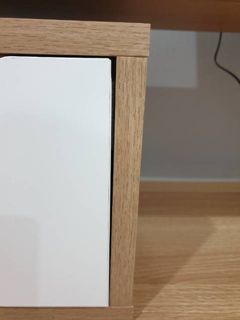 Nhân viên liên hệ và giao hàng rất dễ thương. Kiểu dáng sản phẩm đẹp. Tuy nhiên, sản phẩm chưa được hoàn chỉnh chỉn chu (nhiều vị trí bị vênh). Tủ gỗ chỉ cao 85cm (trong khi theo mô tả sản phẩm thì tủ gỗ cao 90cm).