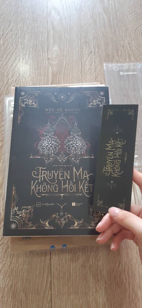 Giao siêu nhanh, nửa tiếng là có hàng nóng hổi:))) Sách đẹp, khổ to cầm cực sướng, hong lo bị ba mẹ bắt quả tang đu bia đia=)))) Không có bọc nhưng may tổ độ không móp góc, nói chung là tuỵt😘