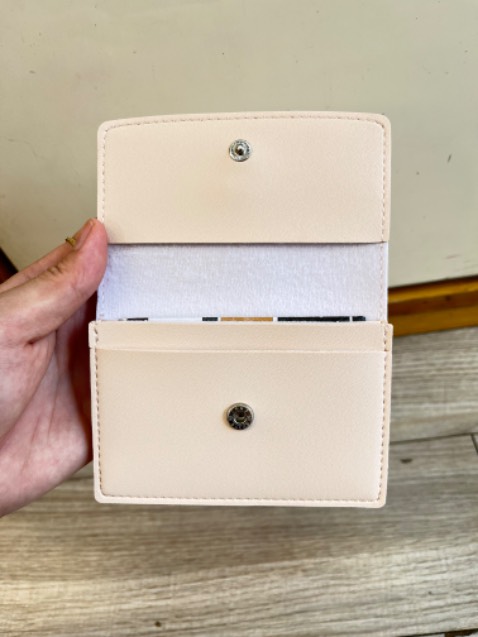 Xuất sắc mấy bà ơii hết nước chấm luôn nha ví dùng hằng ngày rất oce nha có ngăn bỏ tiền bỏ thẻ luôn đi chơi chỉ cần bỏ vào túi rất gọn nha mấy bà🥰