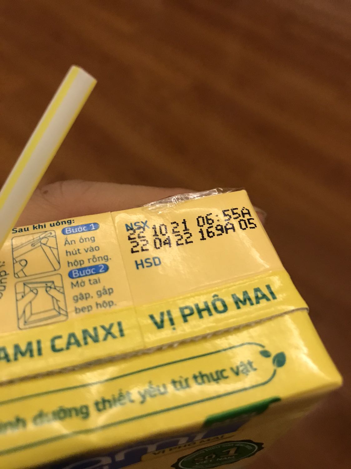 Háo hức đợi nhận thùng sữa lắm. Mà tối bận việc nên bảo ship cứ vứt ở cửa hàng, tối em xong việc về lấy sau. Thùng nguyên vẹn vì do tiki logistic trực tiếp nhận hàng và xuất hàng đi không qua bước vận chuyển trung gian bên ngoài. Thùng sữa đẹp mắt, bên trong màu bao bì cũng đẹp, date mới nhất! Cảm nhận của mình khi uống sữa thì ngon, mùi thơm, vị phô mai ngậy ngậy, mùi vị hơi giống nhân bơ sữa nữa. Nếu ai đã ăn bánh tròn nhân bơ sữa của Kinh Đô sẽ cảm nhận rõ. 
Mua một thùng giá 115k khá hợp túi tiền của mình 🙂 đăng ký gói tikinow nên đơn hàng được xuất kho và giao sớm, nhận nhanh hơn! Cảm ơn đội ngũ ship của Tiki. Mình về cửa hàng thì bóc một lốc ra để lại cho chị em uống thử 🙂