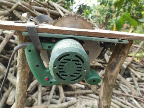 Ổn. Cưa cả tiếng đồng hồ mà máy âm ấm. Khung máy khá ổn. Lưỡi cưa tặng kem sắc bén. Nói chung hơn 800k thì ko có j để chê hết