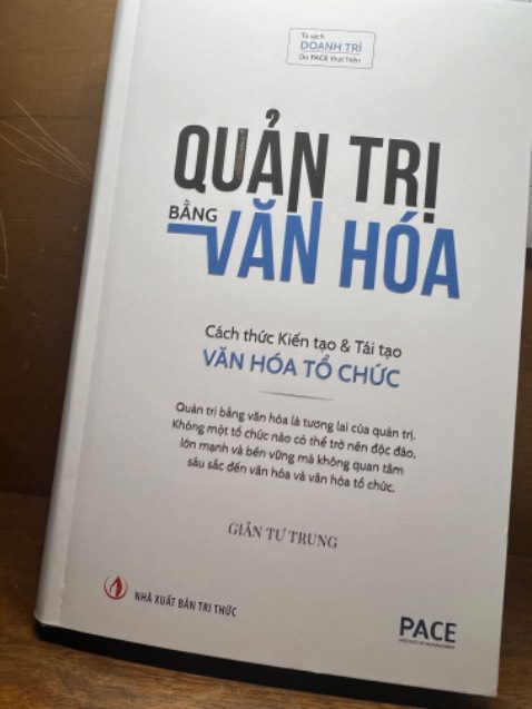 Mình đã đọc 1 số bài báo về tác giả Giản Tư Trung và nay tìm đọc sách của ông. Nội dung dễ hiệu với nhiều ví dụ rất thực tế mô hình tại các DN Việt Nam hiện nay để tham chiếu so sánh. "Văn hoá" nền tảng theo mình hiểu là phẩm chất và nhân cách thực sự là một vấn đề rất khó để thực hiện nhưng lại là 1 trong các mục tiêu cốt lõi khi hướng tới trở thành Công dân toàn cầu. Nội dung cuốn này cũng đã tổng hợp từ 1 số nd sách như "7 thói quen hiệu quả" và "the speed of trust"