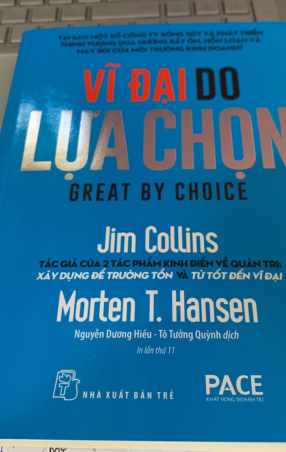 Sách hay nên đọc. Một quyển sách với những thông điệp về quản trị xuất sắc, Tác giả Jim Collins bật thầy quản trị với những tác phẩm các bạn có thể tham khảo “Xây dựng để trường tồn”,”Từ tốt đến vĩ đại” Tiki giao hàng nhanh, chính xác không phải bàn rồi đúng không các bạn.