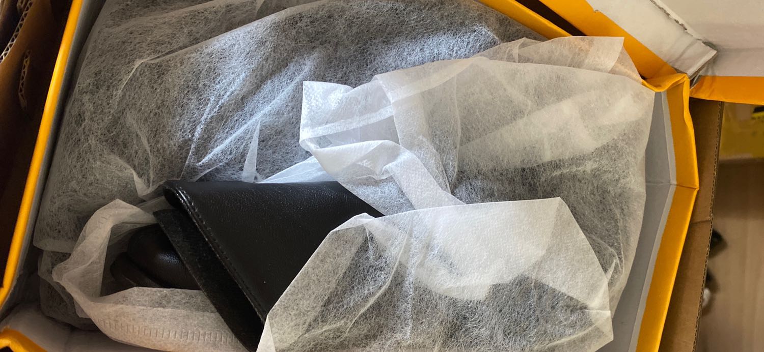 Giày ok, da mềm, lót mỏng phần bên trong phía trên, đi không đau chân, chất lượng ổn, mùi hơi đau đầu phải để ở ngoài mấy ngày mới cất tủ đc