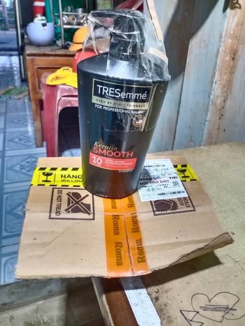 Tại sao giao nhầm hàng , tôi đặt màu đỏ giao chai màu đen tôi muốn trả hàng