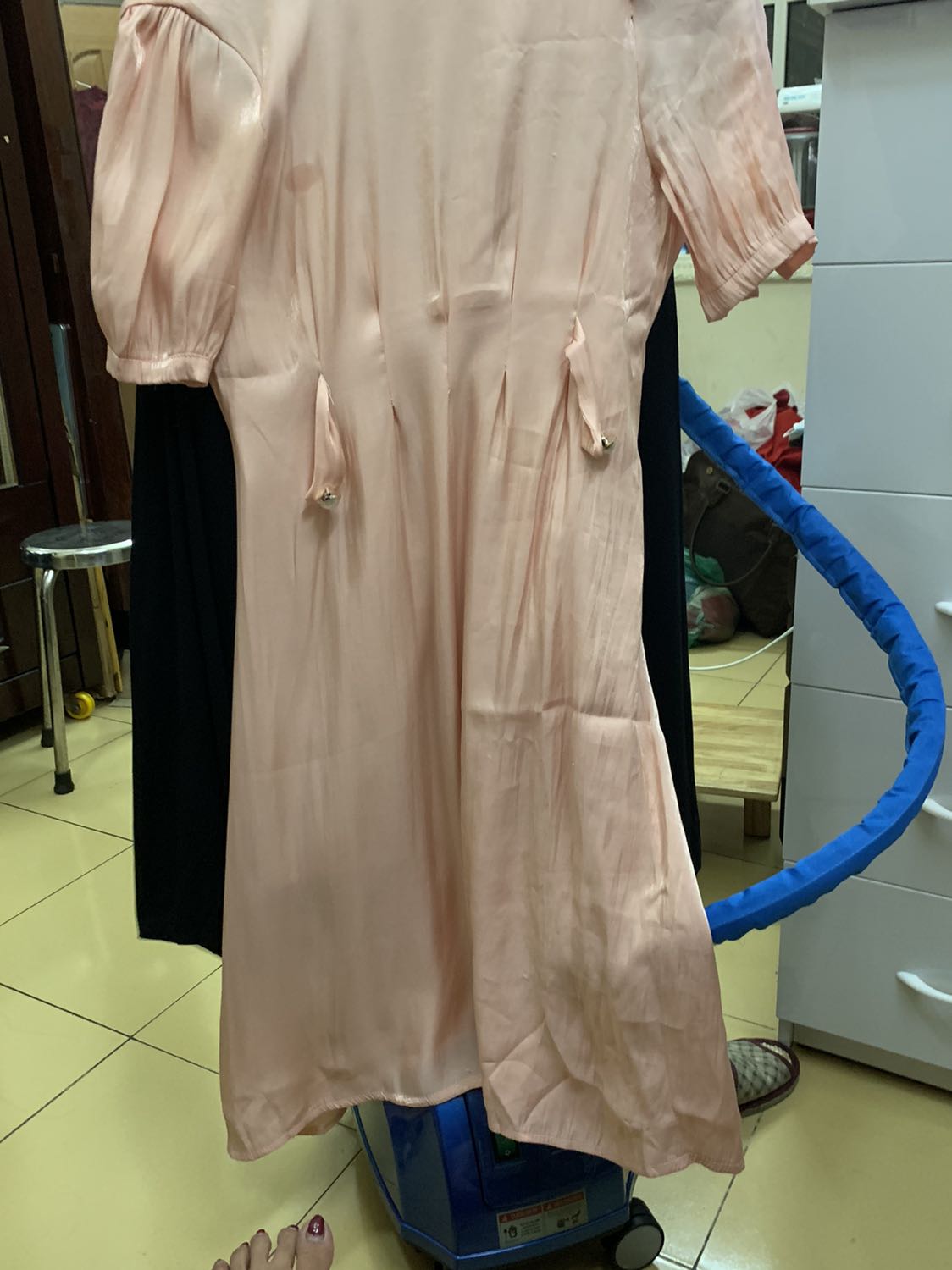 Hơi mạnh, ủi quần áo rất thẳng, tiện dụng. Điểm yếu là máy to có mùi rất nặng. Không biết máy có mùi nên mình ráp trong phòng ngủ, đến hôm nay 3 ngày rồi phòng vẫn còn mùi