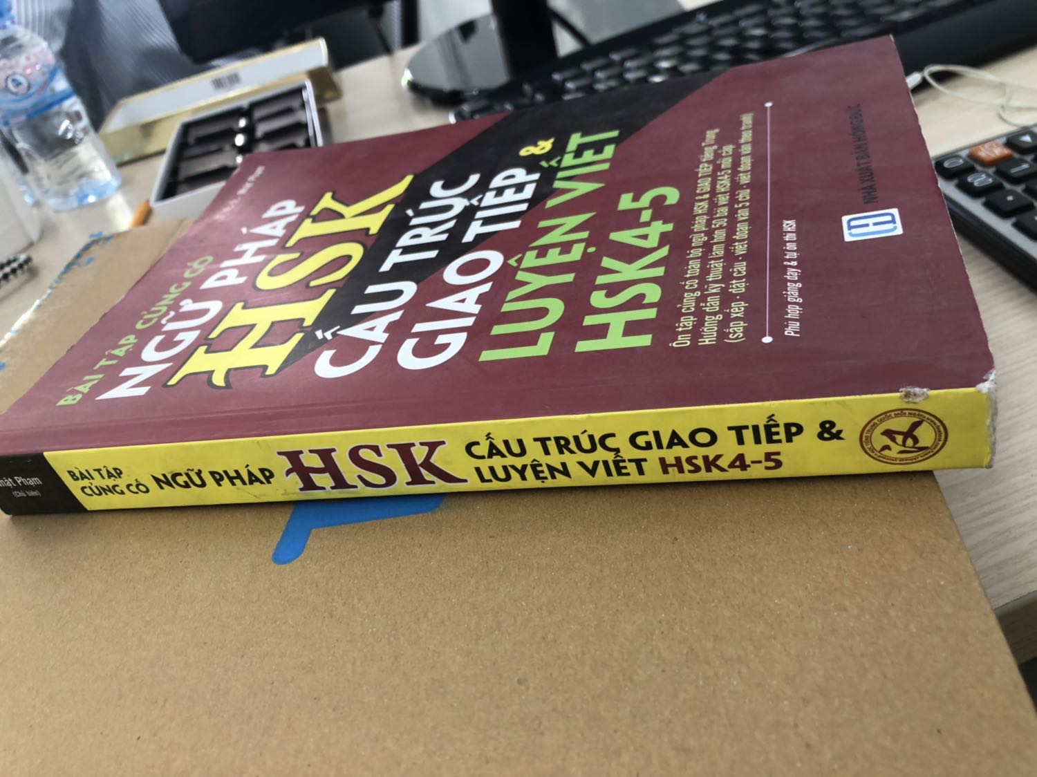 Làm ơn bán hàng có tâm dùm cái, cuốn sách ntn mà giao cho khách đc à?? Mua dùm người ta mà gặp ngay chỗ ko có tâm,ngta bỏ tiền ra mua cuốn sách mới mà nhận đc cuốn bìa thì bẩn cũ, nhăn nhàu như này coi có điên máu ko!!!