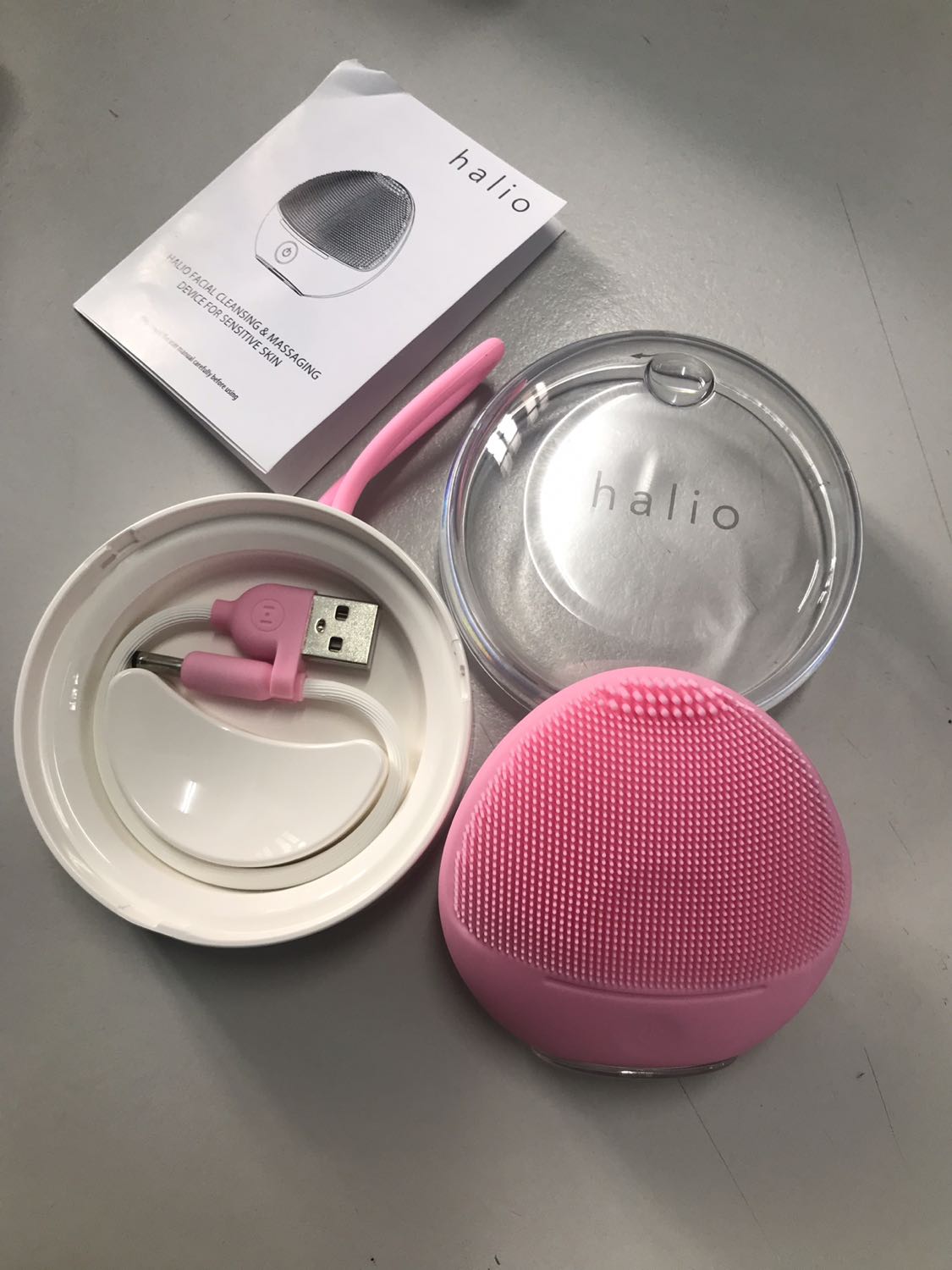 Hộp sp bị móp méo tuy nhiên sp bên trong rất may không vấn đề gì. Máy nằm gọn trong lòng bàn tay. Mình không ưng phần thiết kế nắp sạc, nhựa đóng không chắc chắn và dễ bị vỡ nếu ko rất nhẹ tay lựa lấy ra. Cá nhân mình vẫn thích nắp che chân sạc như halio đời trc hơn. Đúng là dành cho da nhạy cảm các đầu silion kt nhỏ nên sờ siêu mềm.