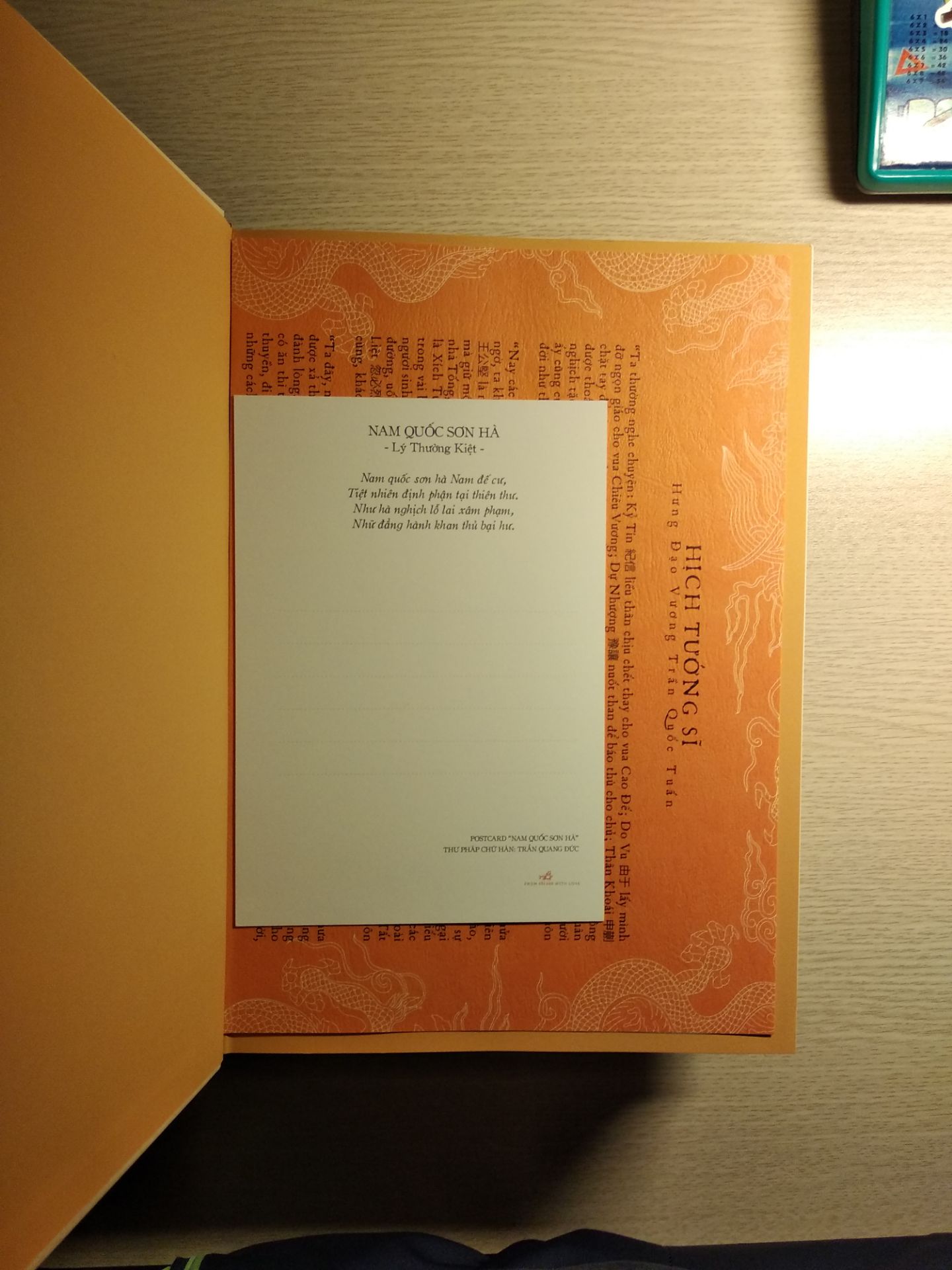 sách nặng mà đẹp.vô cùng, giấy cực thơm và thích luôn, gáy rất chắc chắn. Cơ bản đấy là quyển sách lịch sử tóm lược nước việt nam ta, từ thửa sơ khai lập nước đến lúc ctranh vs pháp, sẽ cho bản đủ thông tin luôn, thanks tiki, thanks nhã nam vì làm sách quá đẹp