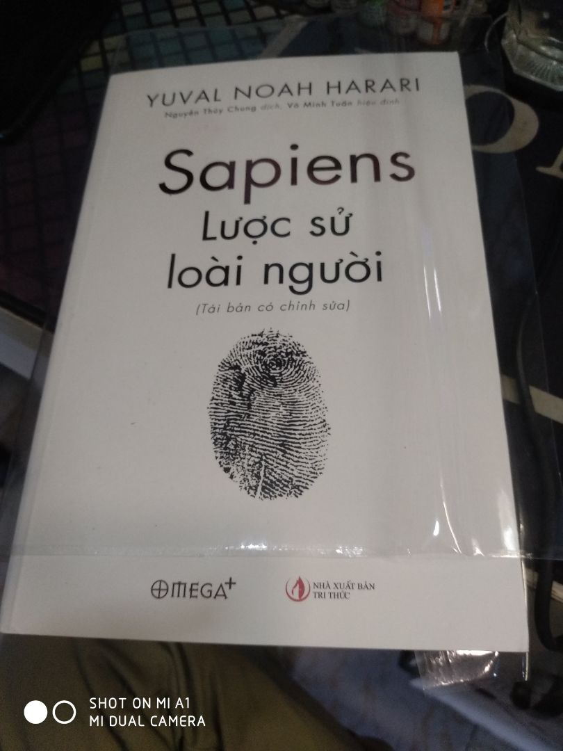 Lần trước mình cũng đặt 1 quyển sách có bookcare nhưng khi giao hàng không kèm bookcare cho mình mà vẫn trừ số bookcare.
Nhưng mình vẫn tin tưởng dịch vụ tiki cho đến khi nhận quyển sách này thì thật sự là đáng thất vọng.
Quyển này mình cũng đặt bookcare nhưng cái gọi là bookcare chỉ là tấm nhựa dẻo thẳng băng bọc quanh sách, không hề có ép lại như trước đây. Vừa gỡ hộp ra thì thất vọng tràn trề.
Bìa sách lại bẩn, rất dơ.
Tiki nên xem lại chất lượng dịch vụ bookcare của mình. Mình bỏ tiền mua thêm bookcare để bảo vệ bìa sách chứ không phải để chơi.
Đánh giá 1*