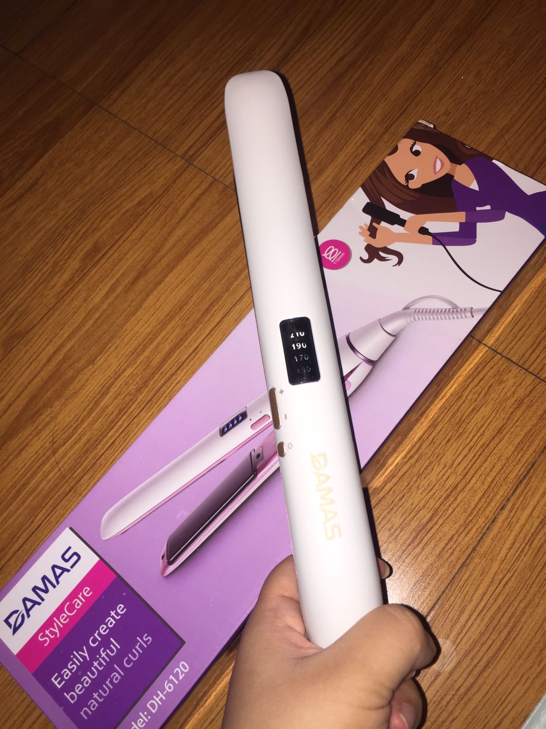 Máy đẹp, uốn hay duỗi đều okila
Cái hộp sản phẩm nhìn nổi bật chói mắt thật sự 🤣🤣🤣