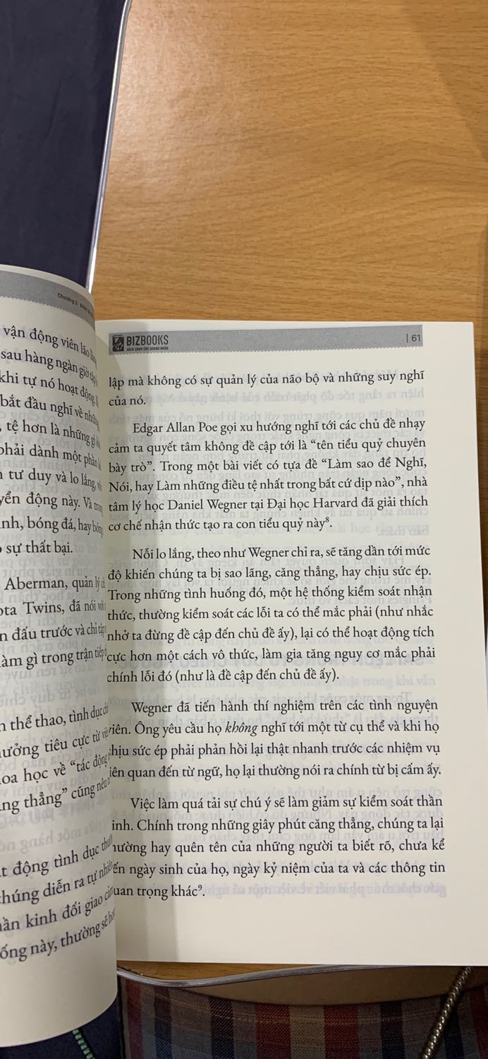 Bìa sách bụi quá trời! Bên trong in quá tệ, canh lề lệch. Rất cực kì khó chịu. Mua sách không chỉ để đọc mà cảm nhận giá trị thực tế khi cầm trên tay quyển sách. Mua của Tiki không biết bao nhiêu sách rồi mà giờ cực kì thất vọng!