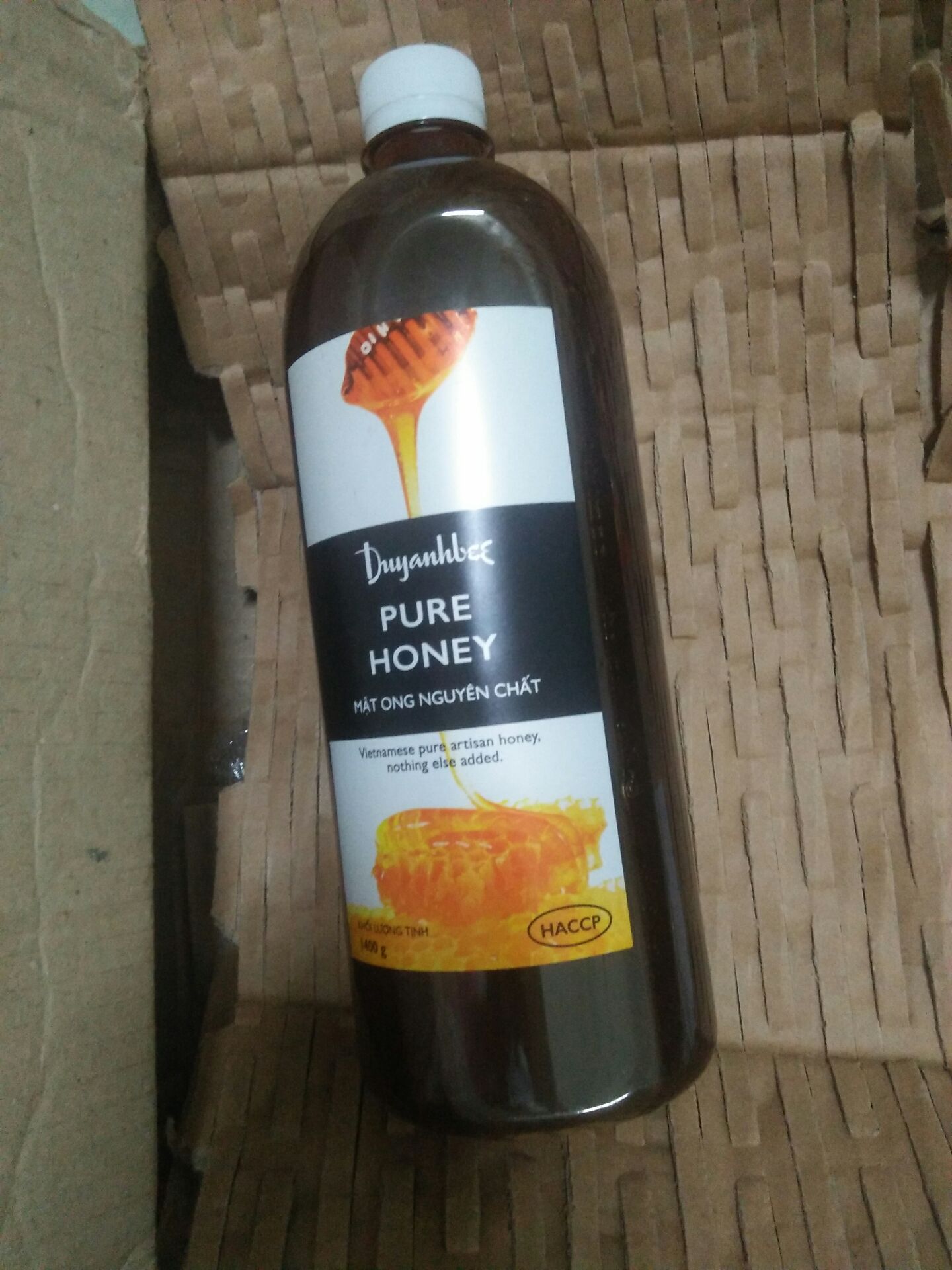 Lần đầu mua mật ong của shop, thấy tin tưởng vì cách shop giới thiệu sản phẩm và mình cũng đọc kỹ bình luận của mọi người mới quyết định mua. Mình nếm thử mật ong, cũng thử mật ong trên giấy ăn và cả nước, lúc mở nắp khí gas cũng rất ít, thực sự rất hài lòng! Vì mật ong này mua để ăn nên mình muốn mua loại đảm bảo, nếu để làm đẹp thì mình không quan tâm kỹ đâu. Mình không rành về mật ong, chỉ tin tưởng người bán và nhận xét từ người dùng, mình rất hài lòng về mật ong của shop! 
Lúc nhận đồ mình thấy cái hộp hàng móp méo, cứ sợ là chai thủy tinh sẽ bể, may là chai nhựa. Có dịp sẽ mua thêm đồ của shop!
Cảm ơn shop, tiki và nhà vận chuyển 💜
