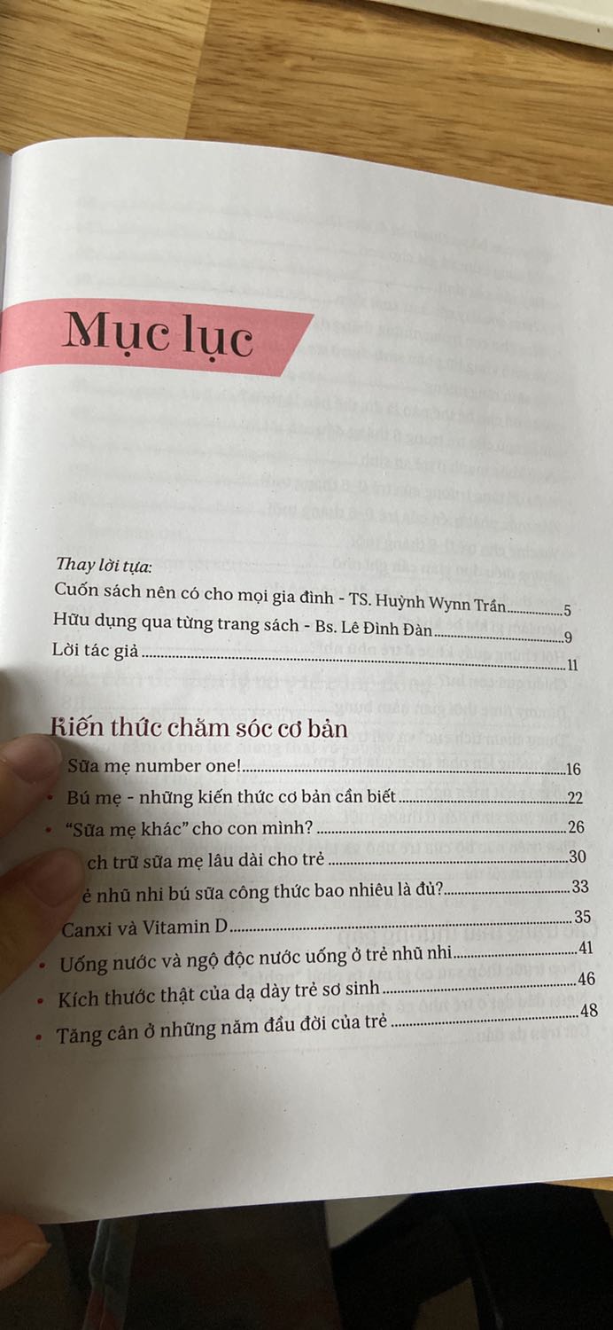 Sách mới, còn nguyên trong túi giấy bóng. Phần mục lục chia rõ ràng các thứ cần thiết nuôi dạy bé. Các mẹ nên mua nhen.
