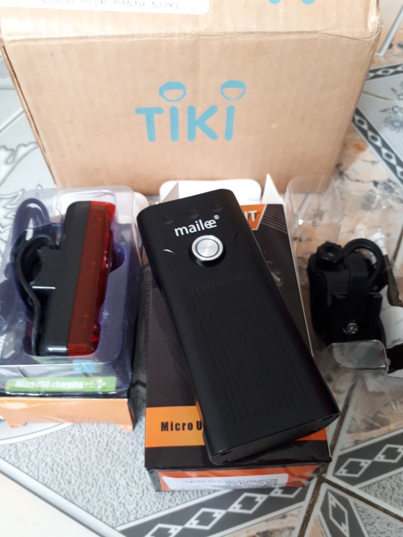 Tiki giao hàng nhanh, Shop đóng gói rất kỹ lưỡng, có chèn bông chống Shock.
Hàng nguyên Seal. Đèn trước NX3 cầm rất chắc tay, Đèn xài 2 Pin 18650 tích hợp rất dể dàng thay Pin sau này hoặc muốn nâng cấp lên Pin 18650 có dung lượng mAh cao hơn, chiếu sáng lâu hơn.
Đèn hậu A02 cũng xài 1 Pin 18650. Đèn hậu xài Đai bằng Silicon mềm như Thun giữ đèn coi bộ không được chắc chắn và bền như Cổ dề nhựa cứng thường dùng.
Chất lượng hoàn thiện nói chung rất Tốt. 5 Sao.
Cảm ơn Tiki và Shop Mailee House.