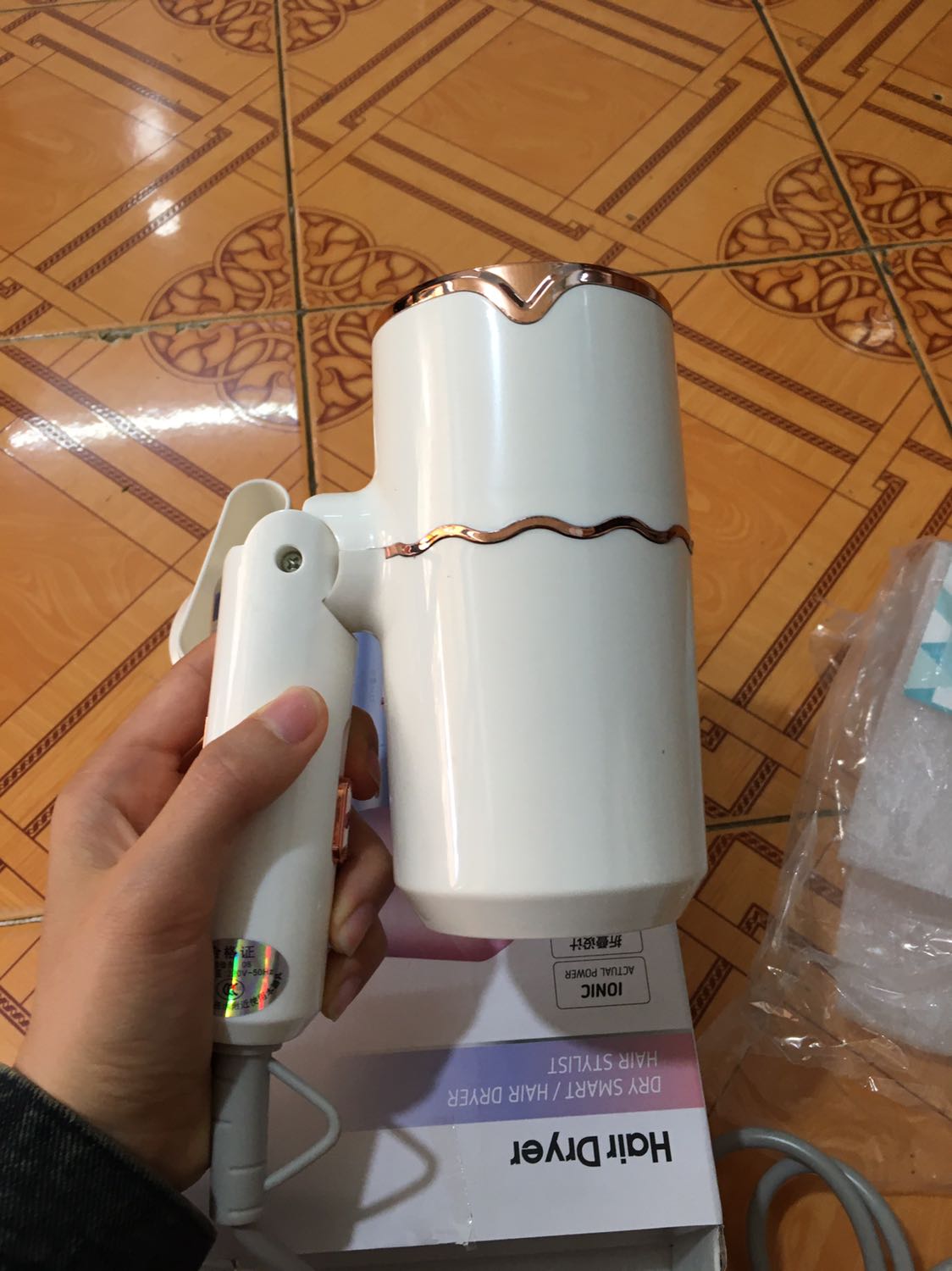 Mua dc em máy sấy tóc quá là ưng ý! Đẹp, gọn, gió mạnh, sấy êm k ồn! Giao hàng lại nhanh nữa!