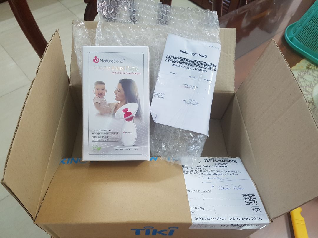 Vợ mình đang bầu, được người bạn giới thiệu cốc hứng sữa NatureBond này, em bé nhà họ mới 3 tuần mà tủ lạnh đã gần đầy sữa rồi, có ngày hứng được hơn nửa lít. Mình mua trước để khi vợ sinh có cái dùng luôn, cho yên tâm về khoản sữa mẹ. Đóng hàng rất cẩn thận, hộp ngoài rất đẹp, sang trọng.