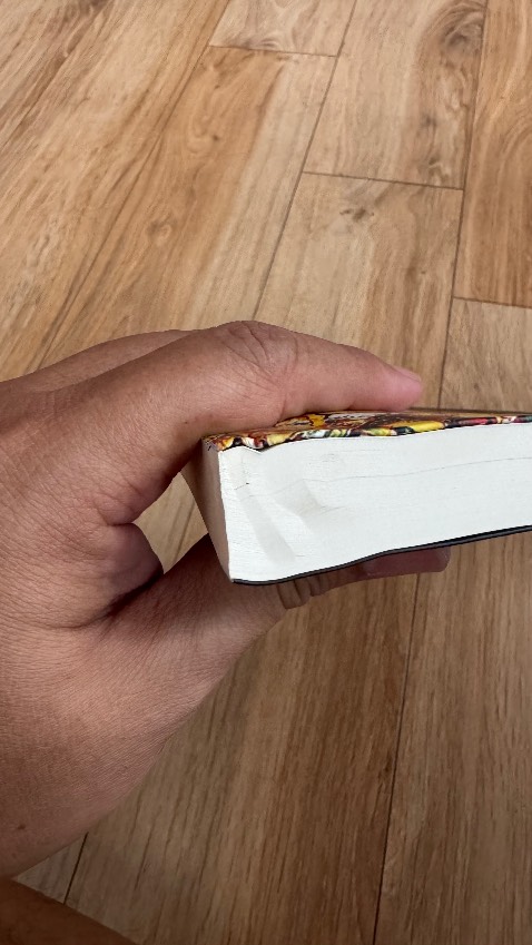 Bị móp góc, giao hàng không cẩn thận. Làm mất hết giá trị cuốn sách.