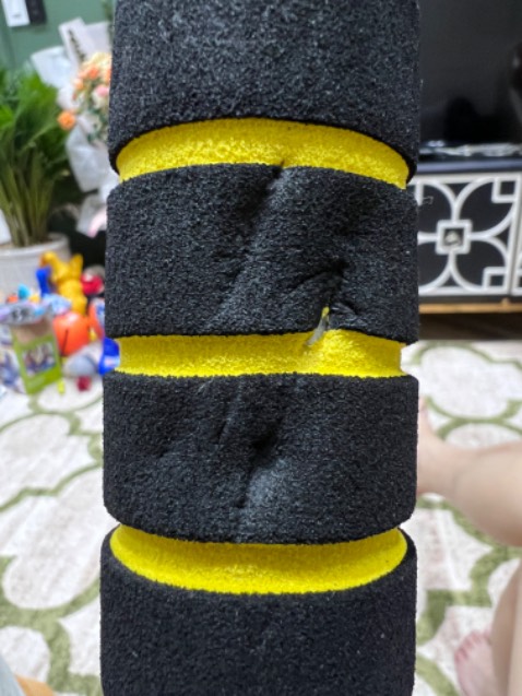 Cây tạ bị rách nhiều nơi, không biết là do vận chuyển hay đã bị lỗi trước nhưng cần shop giải quyết vấn đề này sớm.