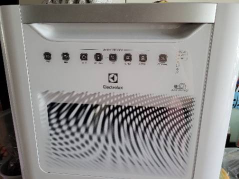 Chân ái của cuộc đời, có thể rửa 1 lúc 3 mâm bát đĩa châu Á mà cực kỳ tiết kiệm nước. Ăn xog k phải lo vs ngại rửa bát, chỉ cần tráng sơ xếp vào, bấm nút là xog. Thay vì 20p rửa bát thì chỉ mất 5p xếp bát. Nhất là nhà có khách hay ăn tối muộn. Vừa bế con vẫn xếp đc bát vào. K ướt nhà, k bị nước dốc vào tay áo, gọn gàng, khô ráo, sạch sẽ. Mỗi cái tốn điện hơn tí, thêm khoảng 200k/tháng vs tiền viên rửa bát riêng. Robot hút bụi và máy rửa bát là cực kỳ nên mua, cách mạng giải phóng sức lao động. Tiki lắp đặt tận nhà, tư vấn nhiệt tình, bảo hành chính hãng. Cảm ơn tiki nhìu nhìu:)))