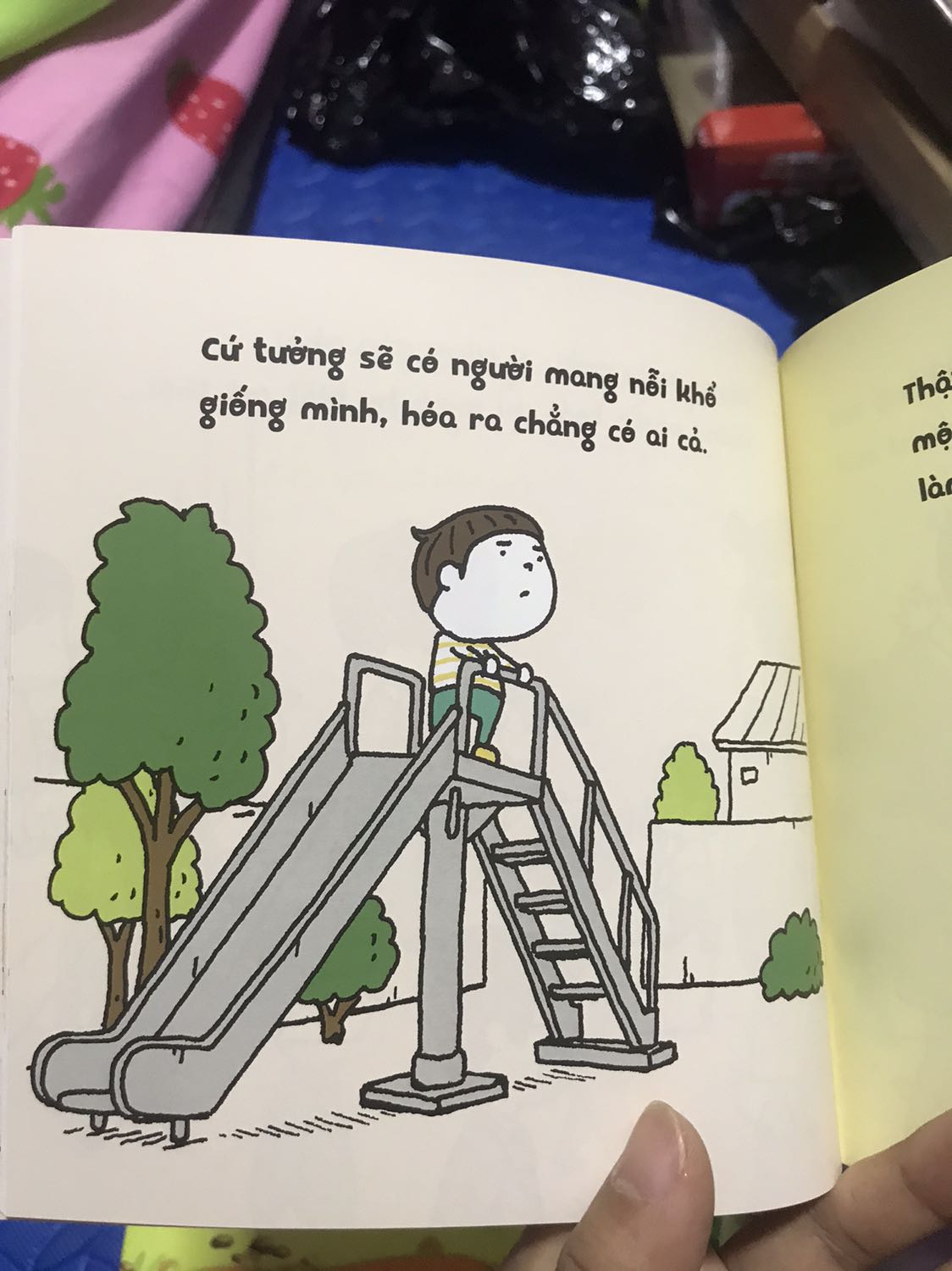 Shop đóng gói cẩn thận. Nội dung khá thú vị. Kể về cậu bé đi tè nhưng lúc nào cũng bị dính 1 chút nên ướt quần. Cậu đi tìm kiếm người giống như mình. Rồi thất vọng trở về. Nào ngờ ông nội chính là người cần tìm. Hình vẽ siêu dễ thương. Màu sắc tươi sáng. Sách tuy khổ nhỏ nhưng nhiều trang. Bé rất thích cuốn sách này