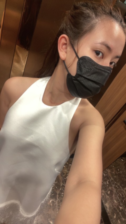 giá tốt quá cho thùng 300 cái, khảu trang cũng giống như loại y tế ngày xưa nhưng mẫu này cải tiến hơn ôm mặt 2 bên má mình cảm giác dc bảo vệ cao hơn, vải dầy dặn nói chung giá này tốt so với chất lượng 
shop uy tín lắm nha, thường xuyên mua hàng của shop này