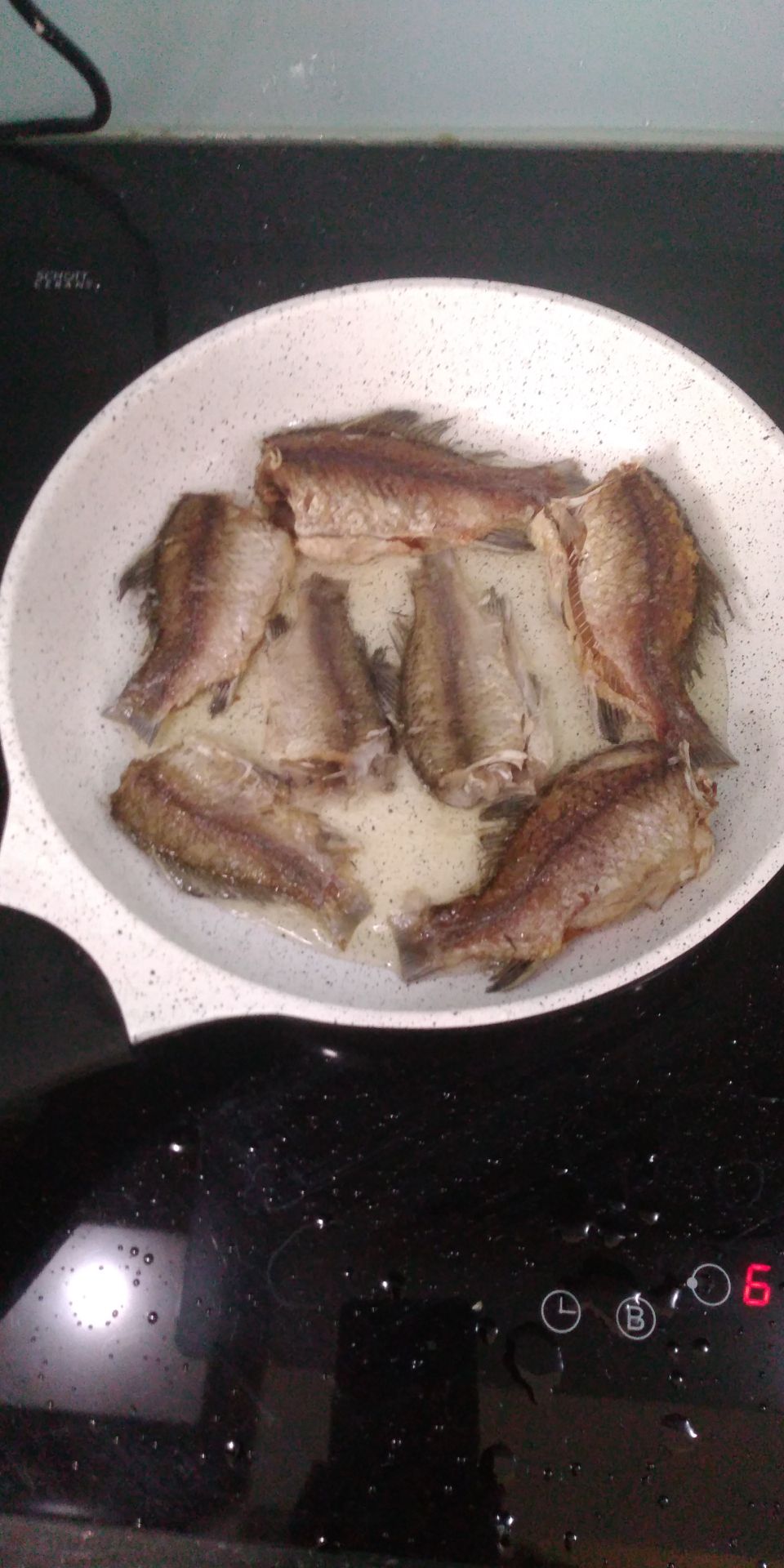 Đứng chờ chiên mấy con cá còi lâu quá nên comment. Phải nói điểm tốt nhất của chảo là CHỐNG DÍNH CỰC TỐT. Đây là cái thứ 2, cái đầu được tặng cách đây 3 năm vẫn chống dính rất tốt. Nhưng điểm trừ lớn nhất của chảo là BẮT TỪ RẤT KÉM. Nếu chiên bằng chảo Elmich chỉ khoảng 15p mức từ 6 thì chảo Rapido này phải chiên 30p mức từ 8.