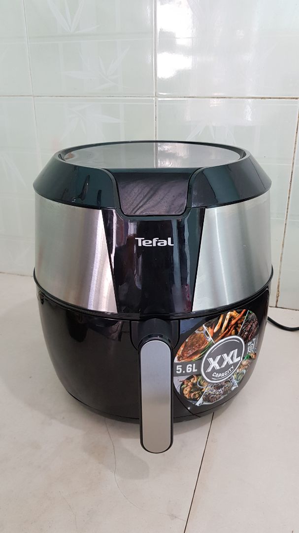 Nồi chiên không dầu Tefas 5,6 lít đẹp, sang, rất nặng tay với phụ nữ...hihi Khay nướng gà nhẹ lắm và rộng, gà 1k5 dư sức nha. Vì nồi to nên chiếm diện tich bếp đó.
Về chất lượng sau nướng, chắc do "tay nghề chưa cao" nên sau khi nướng, da gà giòn thơm rất ngon vì có ướp mật ong, còn thịt gà trên dưới đều chín hết nhưng không thấm gia vị nên ko ngon. Còn nướng tôm, vì tôm sông, tôm nhỏ sợ để theo chương trình sẽ cháy,  nên công suất hay hay thời gian đều hạ xuống mức thấp, do vậy tôm không ngon..! Hihi...phải học thêm thôi.. Ti không nghĩ do bếp..
Ti sợ dầu mỡ nên sử dụng em bếp này rất tiện dụng. Vấn đề là phải có "tay nghề" nắu nướng trong tẩm ướp tẩm thì thực phẩm nấu mới ngon.a1🥰
Việc đóng gói rất cẩn thận, Shipper nhiệt tình, dễ thương.
Mua được nồi chất lượng Pháp, khuyến mãi được máy xay thực phẩm Tefas (chưa xử dụng) + Ti mua thêm 2 nồi nấu ăn dùng cho bếp từ => tổng cộng hơn 4,1 triệu.
Ti săn được vouche giảm giá 1 triệu khi mua hàng Tefas trên 4 triệu, nên rất hài lòng! 
Ti trả hơn 3,1 triệu, nhận về 3 sản phẩm của Tefas: Nồi chiên không dầu 5,6 lít, 1 máy xay thực phẩm và 2 nồi nấu bếp từ.
Cảm ơn Nhà bán Tefas Offi...và Tiki cùng shipper thân thiện nhé!