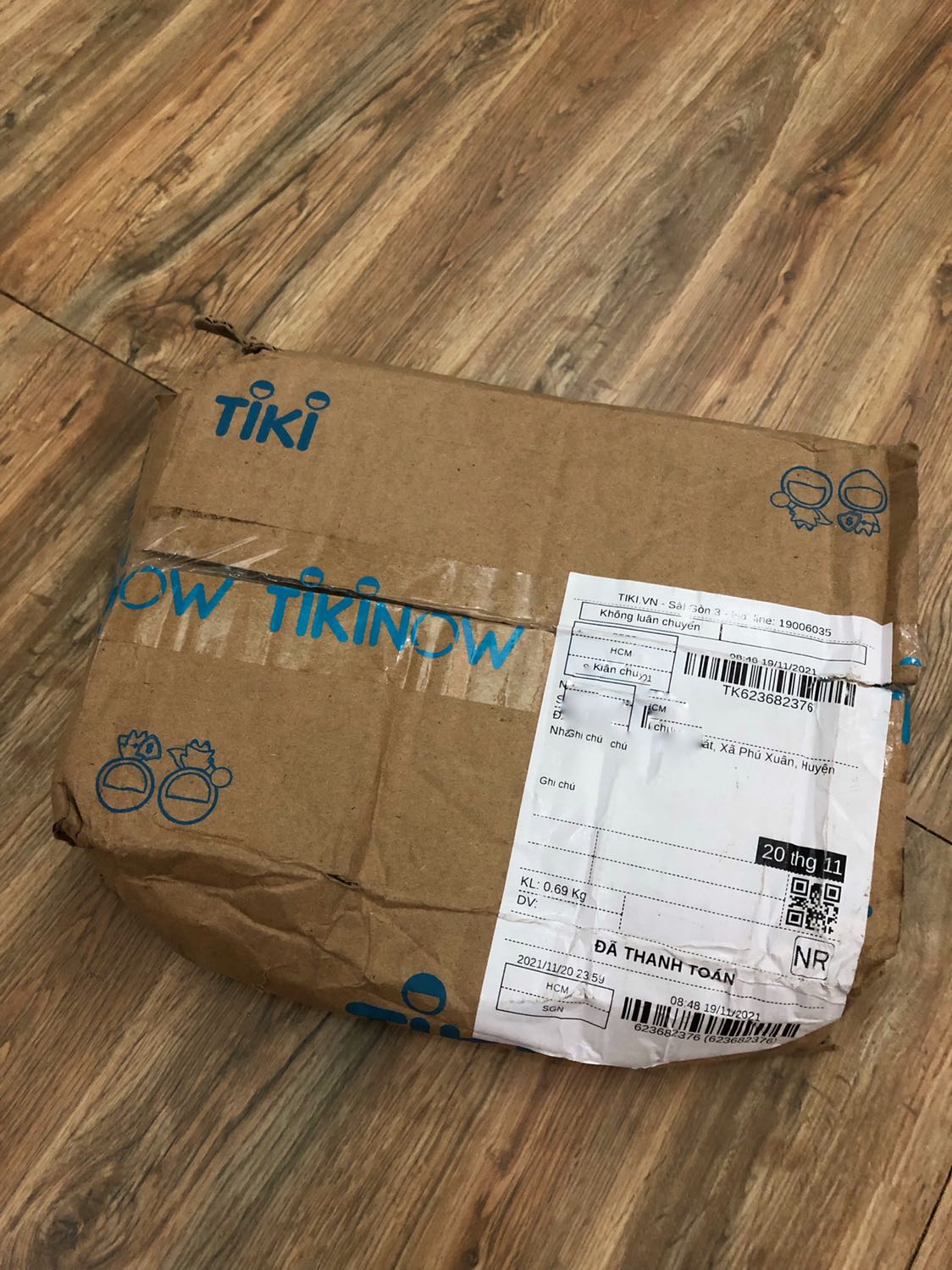 Mình đặt chung với 2 cuốn khác. Dự kiến 20.11 giao nhưng 22.11 mới nhận được hàng. Đóng gói và vận chuyển rất tệ luôn. May là sách bên trong không sao