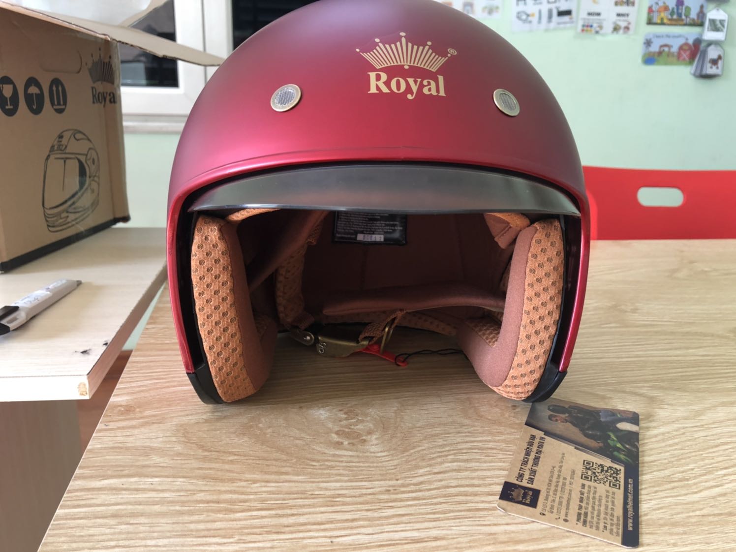 Sản phẩm đẹp, đúng hình ảnh, gói kỹ. Đội thoải mái êm, thông gió, giảm độ ồn nhưng vẫn nghe được âm thanh xung quanh rất tốt. Kính sáng tốt che kín hết đến cằm.