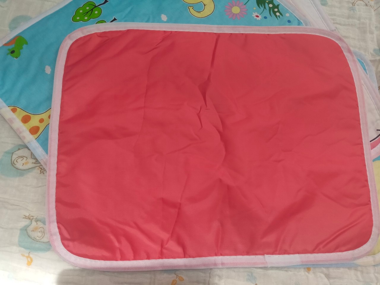 Lần đầu mua hàng trên tiki hài lòng quá sản phẩm nhận được đúng như mô tả. Tất lót mềm mại, màu sắc sinh động phù hợp với các bé. Phần đế lót dày dặn mình kiểm tra thử đổ nước thì không bị thấm xuống dưới nệm. Tiki gói hàng kỹ nhân viên giao hàng vui vẻ nhiệt tình.