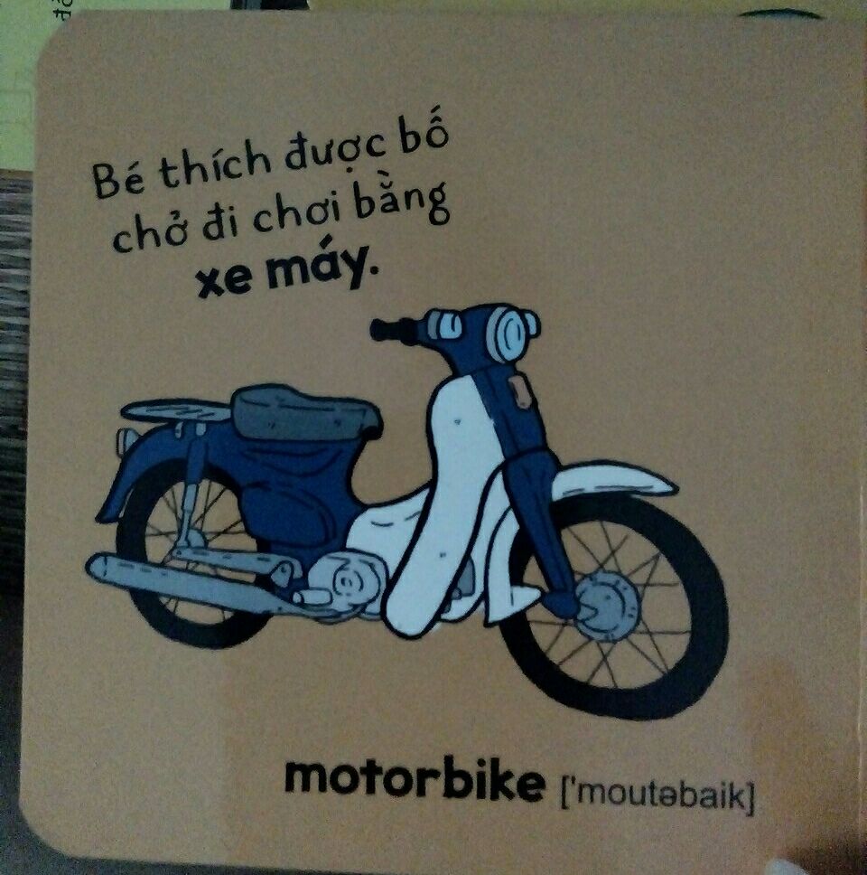 Sách đẹp, trang sách rất cứng cáp, trẻ nghịch cũng ko sợ rách, hỏng, hình vẽ đẹp. Nội dung về phần tiếng Việt thì rất được, tuy nhiên về phần tiếng Anh mình để ý thấy có phiên âm sai 1 số từ như boat, motorbike, sailboat, cow, goldfish, nói chung là những từ chứa nguyên âm đôi (mình ko chắc lắm về cách gọi này), những từ mà ngày xưa mình hay Việt hóa ra vần "âu"( boat: bâut), "ao" (cow : kao) để dễ đọc ấy ạ. vd từ boat sách phiên âm ra là [bout], cow ra [kau] rất khác với phiên âm trong từ điển khiến mình nhìn vào thấy rất lạ lẫm, khó hình dung cách đọc ( mình sẽ để thêm hình ở dưới). Rất mong tác giả và nhà xuất bản lưu ý và sửa lại.
Ngoài ra tiki giao hàng rất nhanh!