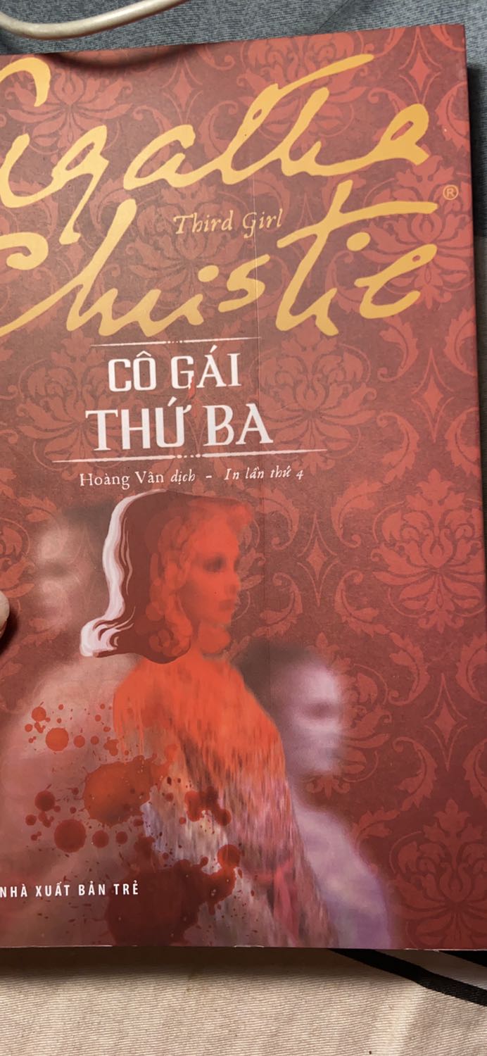 Sách vẫn được bọc seal   với cả bao nilon bên ngoài nhưng lúc mở ra lại thấy có cái gì trắng trắng dính bên ngoài như keo ấy , mik cạy ra đc nhưng vẫn còn dính một ít , có mấy đoạn bị sai chính tả nữa ( trang 42 ) . Về nội dung thì khá cuốn , plot twist ở cuối hơi khó hiểu 1 tí , nói chung là ổn