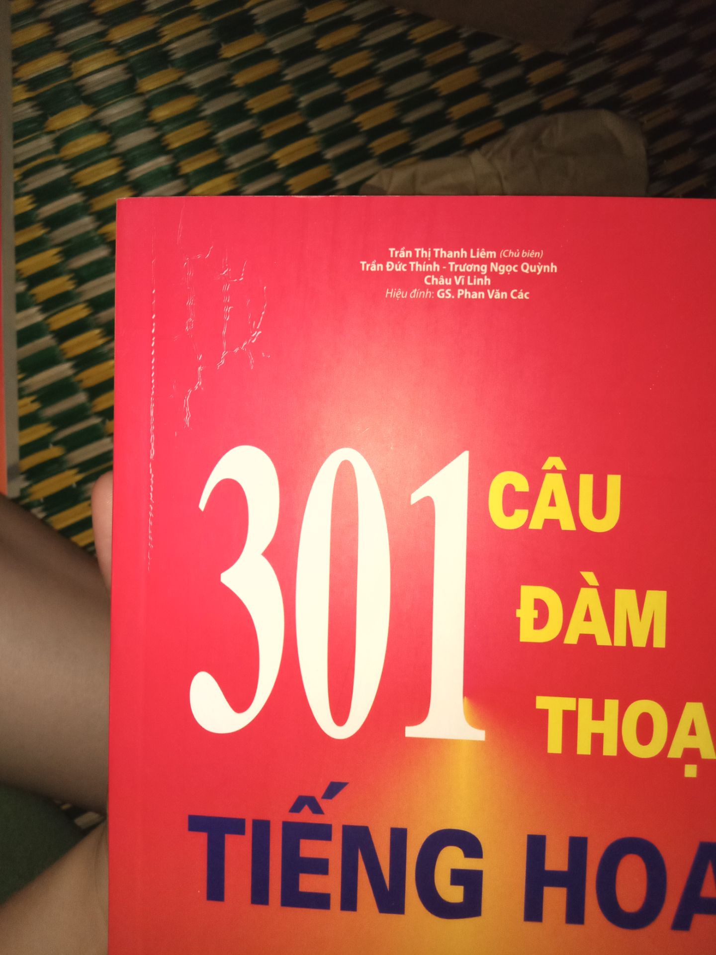 Mình vừa đc học tiếng Trung, cô bảo mình mua sách này trên Tiki vì đang có sale nên mình order 4 quyển luôn cho cả bạn mình nữa. Giao hàng nhanh thật, shipper cũng khá vui tính nhưng mình không hài lòng: Lúc mình bỏ vào giỏ hàng thì giá là 44000₫ sau ra thành tiền thì lại 48031₫. Vì cần học gấp nên đặt luôn rồi :((( Tưởng nhận sách đẹp đẽ, ngon lành chứ ko ngờ bị như vầy... Hi vọng ko có lần sau ạ!