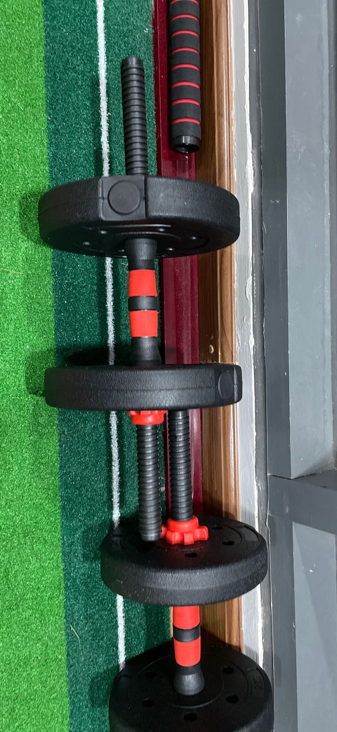 Tạ vỏ nhựa, ruột đổ xi măng. Tay cầm bằng nhựa cứng. chất lượng tạm ổn theo tầm giá, tuy hơi cồng kềnh. Được cái có nhiều mức tạ khác nhau nên linh hoạt trong lúc tập.
Kể mà được đúc bằng thép thì chắc sẽ nhỏ gọn hơn, tập sẽ thích hơn. :)