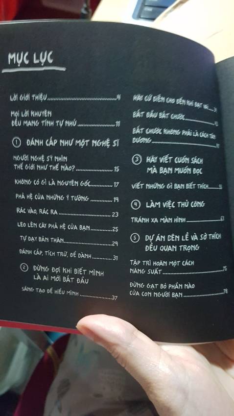 Mình đã đọc quyển Nghệ thuật PR bản thân của tác giả thấy thích nên đặt thêm quyển này, văn phong ngắn gọn xúc tích và thiết thực cho những bạn làm việc trong ngành sáng tạo. Nhà sách tặng kèm một tấm thiệp cảm ơn dễ xương có thể làm bookmark luôn. rất hài lòng nhe.