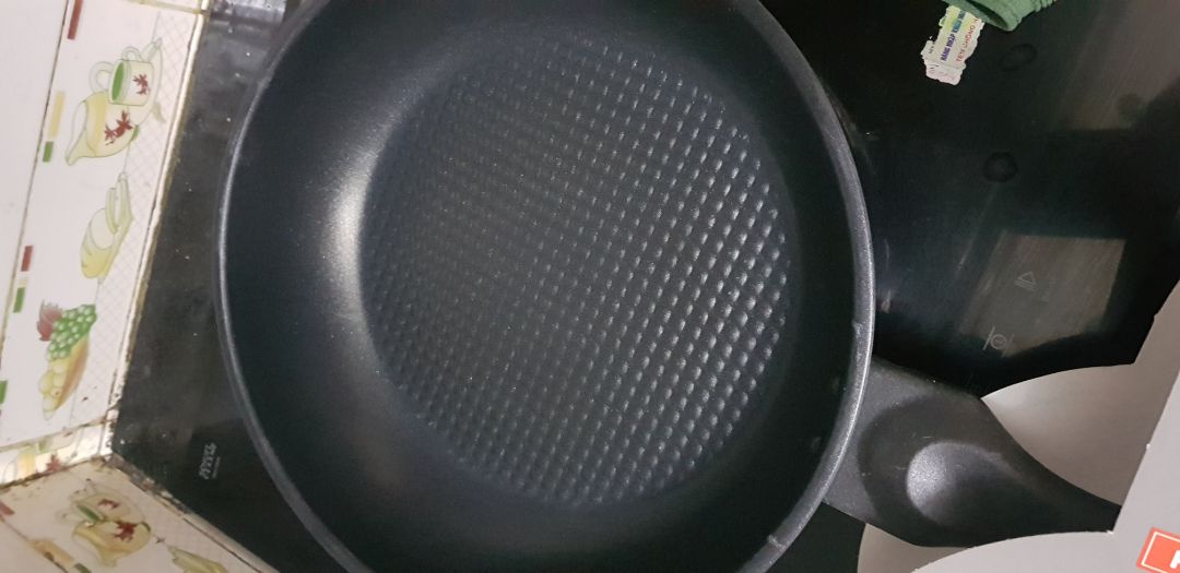 Đã nhận được hàng. chảo đẹp dày dặn chắc chắn. Tuy nhiên chỗ cài tấm bìa giới thiệu sản phẩm có hơi bị xước lớp chống dính. Mong shop lưu ý ở những sản phẩm khác. Đóng gói cẩn thận chắc chắn. Sẽ ủng hộ shop nếu có nhu cầu!