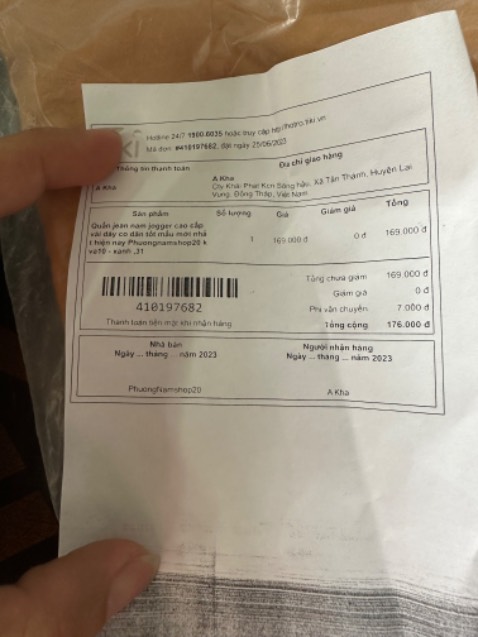 Đơn mua quần jeans shop giao áo thun. Liên hệ shop thì ko thấy chưa thấy hồi âm. Thật sự thất vọng về cách làm của shop. Mong shop sớm liên hệ để xử lí giúp. Tạo niềm tin cho khách hàng.