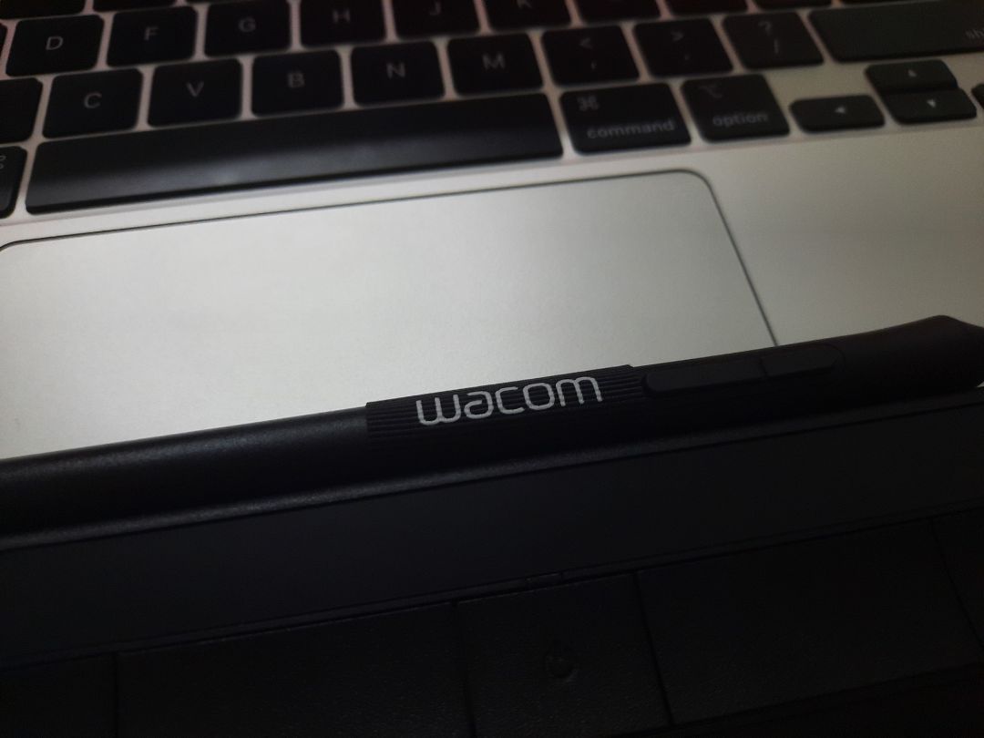 Sản phẩm chính hãng, giao nhanh lắm luôn. Trong vòng 24h là có hàng. Các bạn thích viết bài trên máy tính (onenote) có thể dùng pen tablet thay cho ipad luôn í. Chi phí hợp lý hơn nhiều.