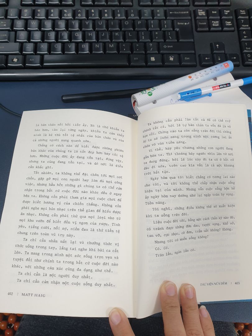 cái kết quá hay. giải tỏa tất cả cái sự tiêu cực và màu xám quanh nhân vật. cuộc sống hạnh phúc hay không là do cái nhìn của bản thân chứ không phải do xung quanh tác động. muốn rớt nước mắt khi nhân vật chính tìm ra cái mình cần. giờ thì tìm phim xem thôi. nên đọc lắm nè.