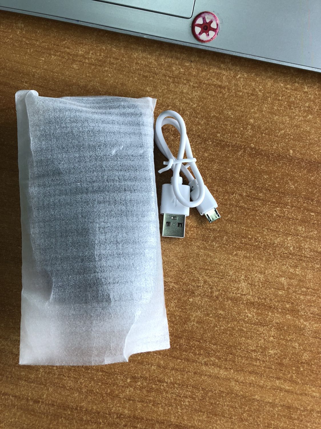 Tiki now giao hàng nhanh! 
Bọc rất cẩn thận, mua ở official store nên yên tâm chất lượng. Mới dùng thì thấy bluetooth khá mượt!  
Hàng ok nhé!