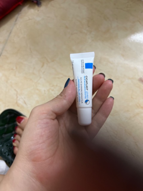 Cảm quan ban đầu típ nhỏ xinh. Thiết kế dễ bôi và tán vào môi ạ 
Mình sẽ thử sài cái này thay mặt nạ ngủ môi của laneiger.
Ban ngày mình sài son môi DHC rùi.
Môi mình thuộc cơ địa nẻ khiếp, cứ 2 3 ngày bóc xong lớp môi kể cả mùa hè và đủ nước 
Hi vọng thử sang sp này sẽ đc cải thiện Cảm quan ban đầu típ nhỏ xinh. Thiết kế dễ bôi và tán vào môi ạ 
Mình sẽ thử sài cái này thay mặt nạ ngủ môi của laneiger.
Ban ngày mình sài son môi DHC rùi.
Môi mình thuộc cơ địa nẻ khiếp, cứ 2 3 ngày bóc xong lớp môi kể cả mùa hè và đủ nước 
Hi vọng thử sang sp này sẽ đc cải thiện