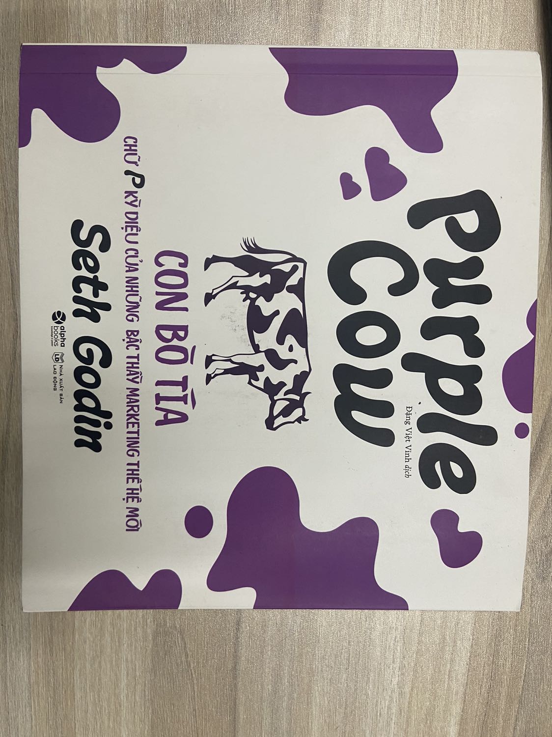 Đây là một trong những cuốn đầu tiên nổi tiếng của tác giả Seth Godin viết năm 2002. Mặc dù chỉ viết về 1 luận điểm duy nhất là *** màu tím luôn sẽ được chú ý đầu tiên trong 1 đàn bò thường nhưng vẫn rất đáng để đọc. Rất nhiều case study được trình bày với những sáng kiến hay trong nhiều lĩnh vực, sẽ là nguồn tham khảo tốt cho những ai quan tâm về kinh doanh hoặc marketing. Sách viết cũng rất là rõ: bò phải nổi bật mới được quan tâm đầu tiên, nhưng vế tiếp theo thì không trả lời được. Bây giờ được chú ý rồi người ta sẽ đem *** màu tím đi làm thịt hay đem nó vào viện bảo tàng. Ông ấy nói là phải thử thì mới biết được không có cách nào khác. Tìm một *** nhuộm lông nó màu tím rồi thử xem là người ta đem nó đi đâu. Người hiểu về bò thì tìm được con đưa vào viện bảo tàng người không hiểu gì về bò bắt đại con nào đó thì bò sẽ bị mang đi làm thịt. Còn  mình thì nghĩ người có tiền thì có bò để thử mình không có tiền lấy gì thử bây giờ