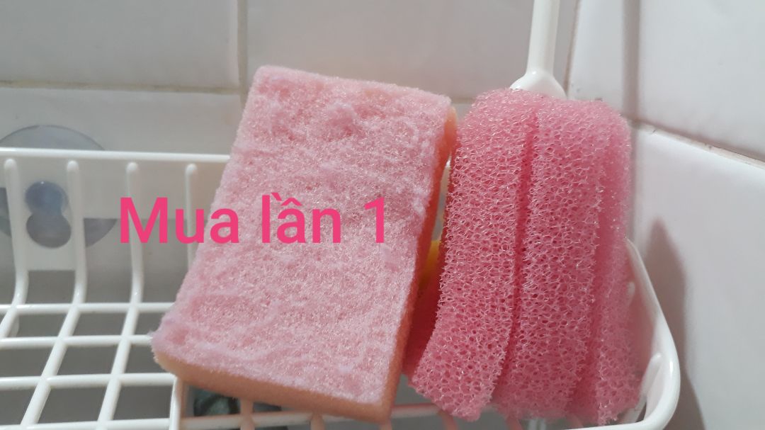 Lần đầu mua giống như hình, 2 màu xanh hồng, mút nhỏ nhắn, dễ giặt sạch xà bông sau 5 lần vắt xả với nước, hàng made in Japan. Lần 2 mua lại ko giống gì hết, mút cứng, dài hơn chút, lại made in China, màu mè từa lưa. Giá trị món hàng thấp nên khỏi đổi trả. mua lần 2 ncc Asobu, lần 1 ko nhớ ncc nào.